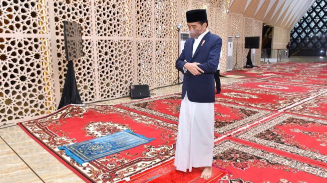 Bukan Hanya Meresmikan, Jokowi Juga Tunaikan Salat di Masjid At-Taufiq