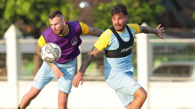 Dua pemain asing Persis Solo, Aaron Evans dan Gerard Artigas berduel udara dalam latihan di Lapangan Sriwaru. [Dok Persis Solo]