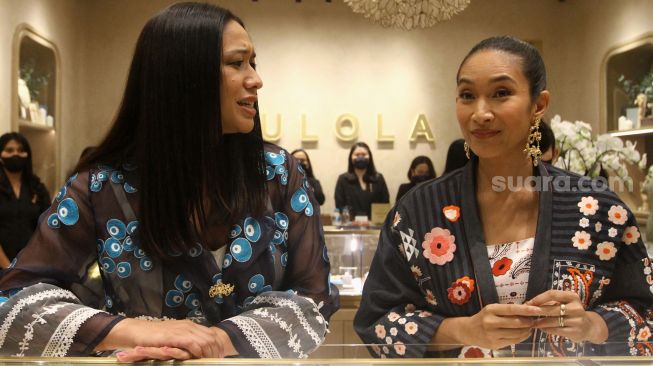 Aktris yang juga pendiri Tulola Jewelry Happy Salma (kanan) didampingi rekan bisnisnya Sri Luce Rusna menjawab pertanyaan dari awak media saat peresmian butik Tulola Jewelry di Senayan City, Jakarta, Rabu (8/6/2022). [Suara.com/Angga Budhiyanto]