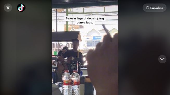 Bawakan Lagu 'Pelan-pelan Saja', Pengamen Ini Tidak Sadar Kedatangan Tantri Kotak