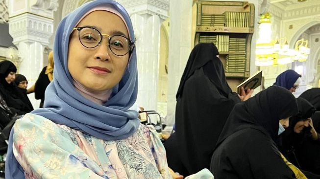 Digosipkan Bakal Dilamar Nassar, Desy Ratnasari Buat Heboh Orang Sekantor