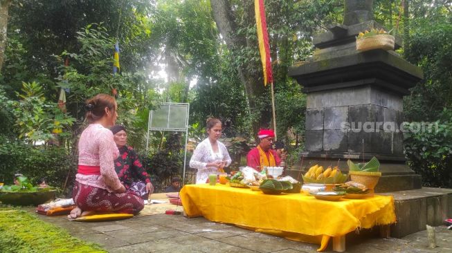 Sembahyang Hari Raya Galungan di Sanggar Pamujan Padma Lingga Buana, Mangir Lor, Sendangsari, Pajangan, Bantul, Rabu (8/6/2022) - (SuaraJogja.id/Yulita Futty)