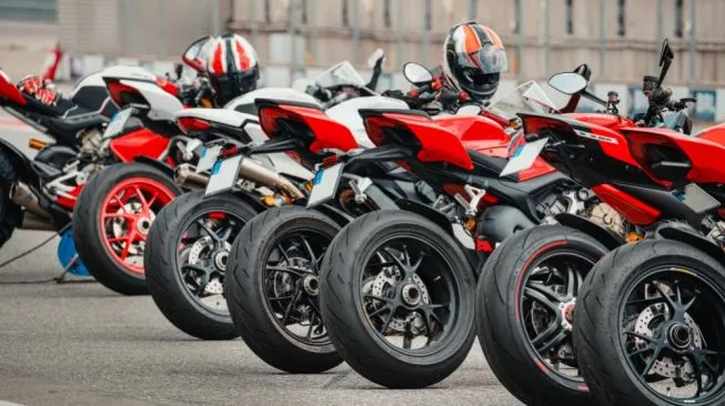 Test kebocoran ban tubeless dengan air sabun mendeteksi bocor halus sebelum motor dipakai untuk perjalanan jauh