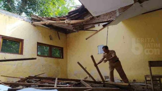 Atap Ruang Kelas SD di Ponorogo Ambruk