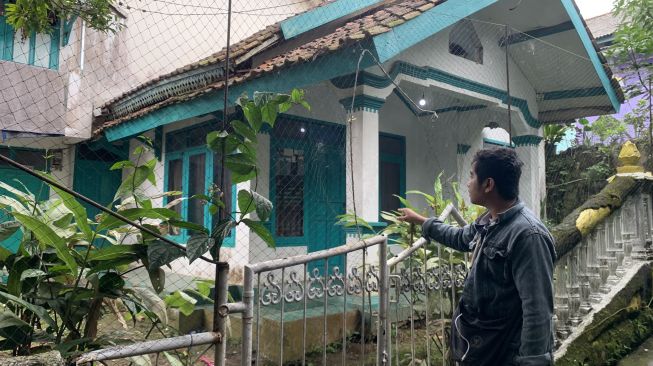 Rumah kontrakan yang ditingali AM di di Kampung Cariu, Desa Wangunkerta, Kecamatan Cugenang, Kabupaten Cianjur. [Suara.com/Fauzi Noviandi]