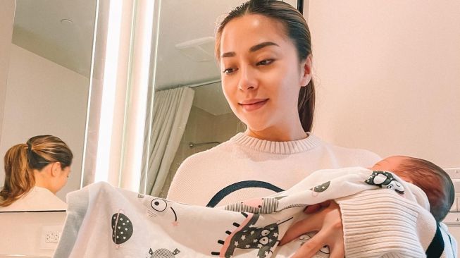 5 Potret Terkini Anak Nikita Willy, Sudah Didandani Keren oleh Ibunya