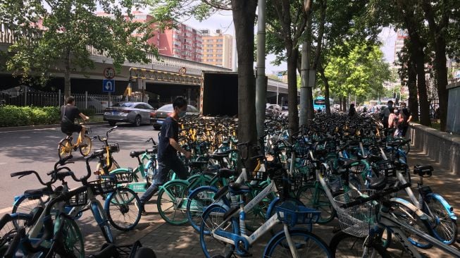 Sepeda sewa menumpuk di pinggir jalan depan stasiun kereta metro bawah tanah (subway) Jinsong, Beijing, China, Selasa (7/6/2022). [ANTARA FOTO/M. Irfan Ilmie/foc]
