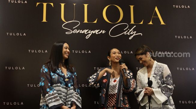 Aktris yang juga pendiri Tulola Jewelry Happy Salma (tengah) didampingi rekan bisnisnya Sri Luce Rusna (kiri) dan Franka Franklin memberikan sambutan saat peresmian butik Tulola Jewelry di Senayan City, Jakarta, Rabu (8/6/2022). [Suara.com/Angga Budhiyanto]