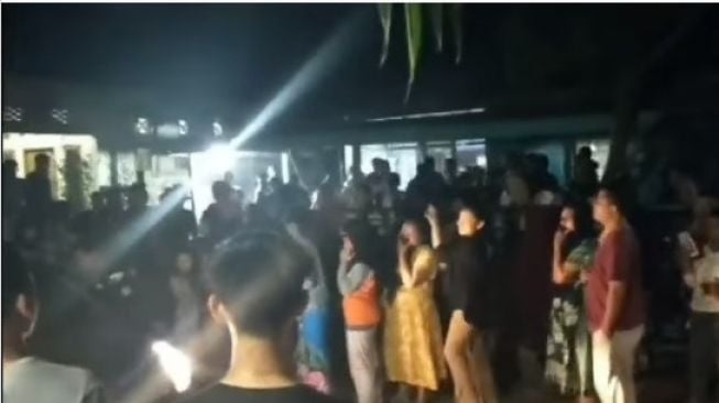 Viral Video Satu Kampung Usir Wanita yang Diduga Punya Suami Dua, Publik: Kasihan Anak Jadi Korban