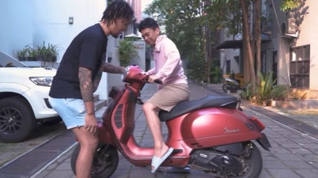 Raditya Dika belajar naik motor bersama Uus (Youtube)