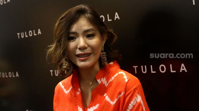 Model Olga Lydia terlihat saat acara pembukaan butik Tulola Jewellery di Senayan City, Jakarta, Rabu (8/6/2022). [Pahami.id/Angga Budhiyanto]