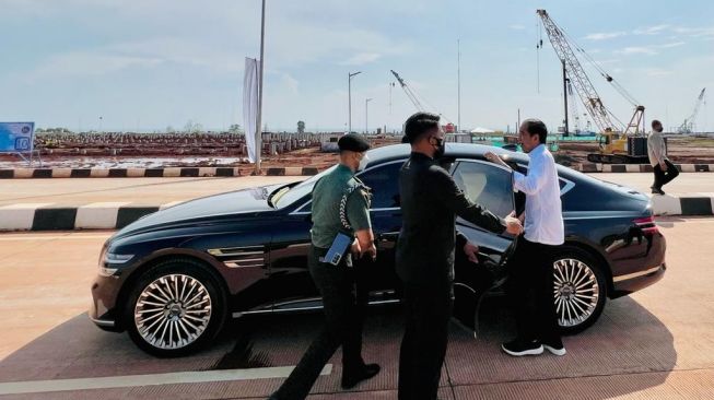 Presiden Joko Widodo atau Jokowi saat hendak mencoba mobil Hyundai Genesis saat kunjungan kerja di Jawa Tengah, Rabu (8/6/2022). (Foto: Laily Rachev - Biro Pers Sekretariat Presiden)