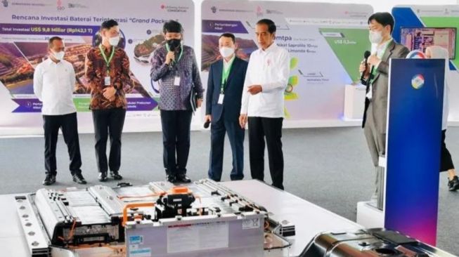 Presiden Joko Widodo berbincang tentang baterai mobil listrik [Instagram: @jokowi].