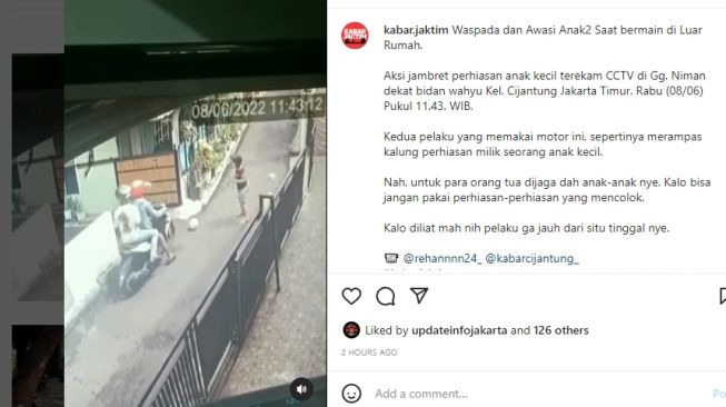 Viral aksi dua pelaku jambret rampas perhiasan anak perempuan saat sedeng bermain bola di dalam gang. Peristiwa itu terjadi di kawasan Cijantung, Jakarta Timur. (Tangkapan layar/Instagram).