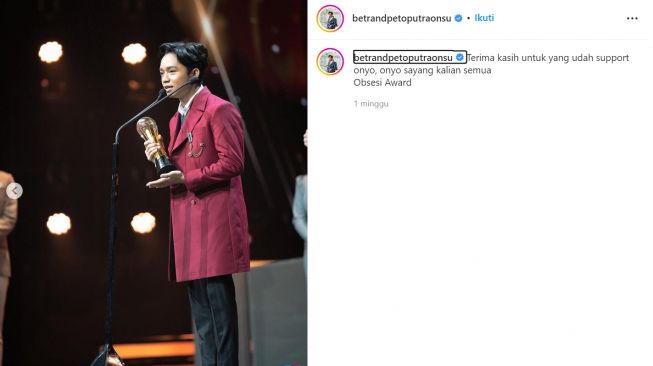 Gaya busana Betrand Putra Onsu  kala menghadiri Obsesi Awards 2022 (instagram/fuji.an)