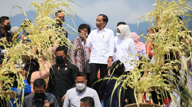 Presiden Jokowi dan Gubernur Jawa Tengah Ganjar Pranowo saat menghadiri syukuran hasil bumi di Batang. [Dok Pemprov Jateng]