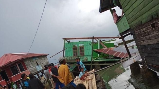 Angin puting beliung merusak puluhan rumah di Kelurahan Lonrae, Kecamatan Tanete Riattang Timur, Kabupaten Bone, Selasa 7 Juni 2022 [SuaraSulsel.id/Humas Pemprov Sulsel]