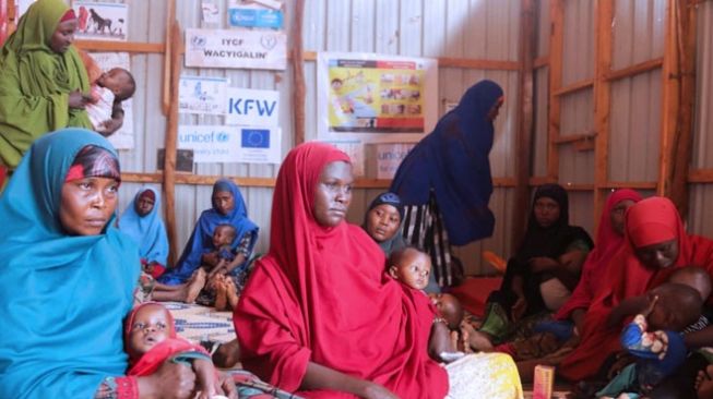 Penduduk Somalia membawa anak-anak mereka ke Dollow Hosspital di Dollow, Gedo Region, Somalia (24/5/20222). (Foto: VOA)