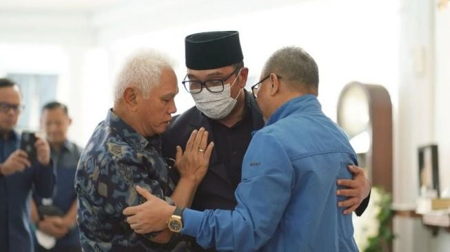 Ketua Umum PAN Zulkifli Hasan atau Zulhas  (kanan) dan Ketua MPP PAN Hatta Rajasa (kiri) memeluk Gubernur Jawa Barat Ridwan Kamil saat melakukan takziah untuk menyampaikan belasungkawa atas meninggalnya Emmeril Kahn Mumtadz atau Eril, Selasa (7/6/2022). [Instagram@zul.hasan]