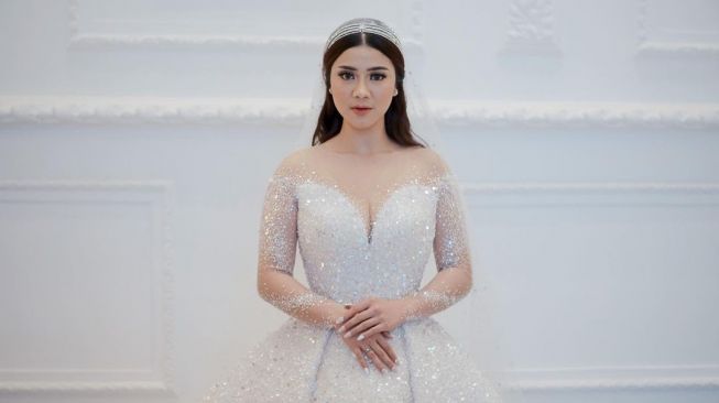 Artis pakai gaun pengantin Hian Tjen (Instagram/@hiantjen)