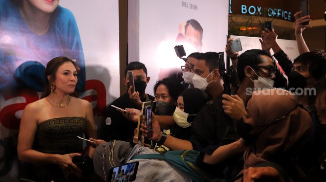 Pemain film Naga Naga Naga, Wulan Guritno memberikan keterangan pers di Epicentrum XXI, Jakarta, Rabu (8/6/2022). [Suara.com/Angga Budhiyanto]