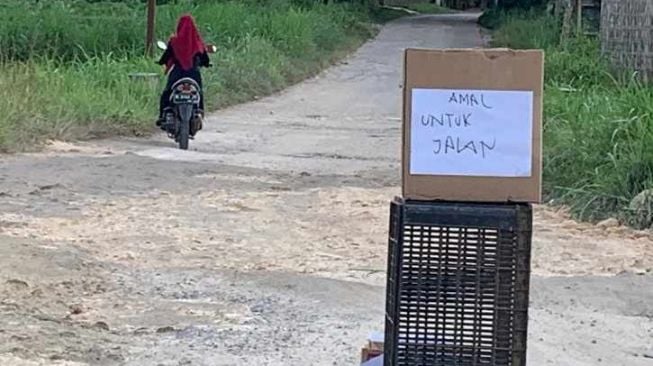 Protes Jalan Rusak, Warga Sumenep Pasang Kotak Amal