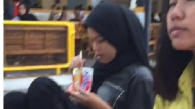 Aksi perempuan ngunyah mie instan mentah saat makan bareng temen di kedai jadi sorotan publik. [ llp133 / TikTok]