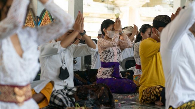 Umat Hindu mengikuti sembahyang Hari Raya Galungan di Pura Jagadnata, Banguntapan, Bantul, DI Yogyakarta, Rabu (8/6/2022). [ANTARA FOTO/Fikri Yusuf/rwa]