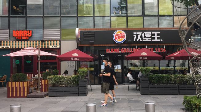 Kafe dan restoran di kawasan internasional Sanlitun, Beijiing, China, sudah diizinkan menerima pengunjung, Selasa (7/6/2022). [ANTARA FOTO/M. Irfan Ilmie/foc]
