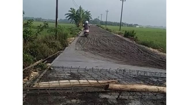 Tunggu Puluhan Tahun Dibangun, Pengendara Motor Terobos Jalan Cor Basah