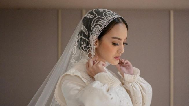 Artis pakai gaun pengantin Hian Tjen (Instagram/@hiantjen)