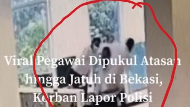 Dugaan kekerasan seorang bos terhadap pegawainya terekam kamere CCTV (Instagram/ @Bogordailynews).