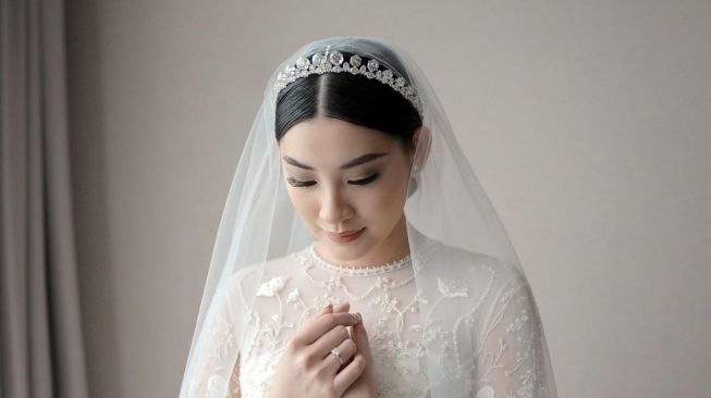 Artis pakai gaun pengantin Hian Tjen (Instagram/@hiantjen)