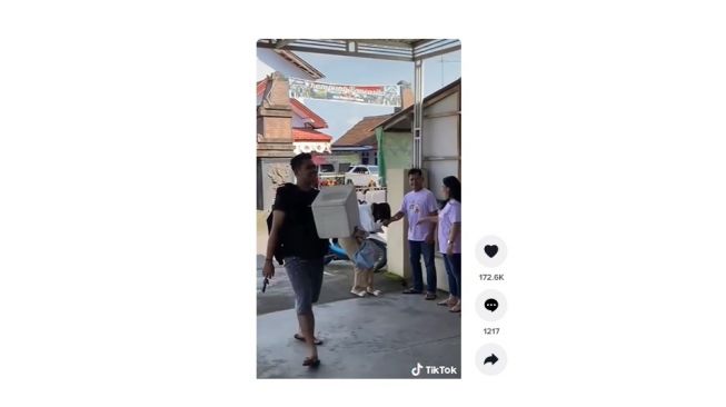 Diberi kejutan saat diperkenalkan dengan keluarga pacar. [TikTok]