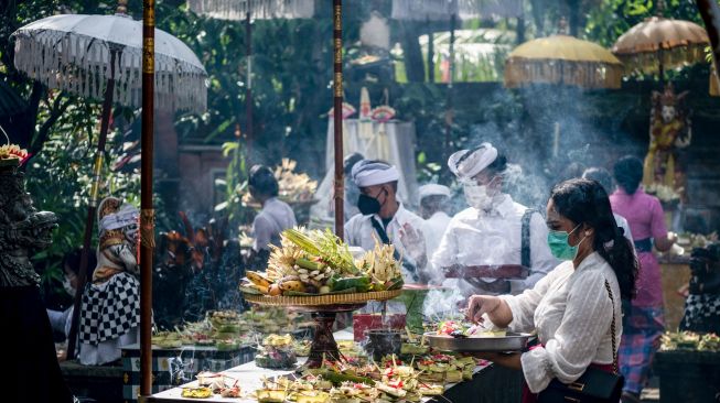 Umat Hindu melaksanakan persembahyangan Hari Raya Galungan di Pura Aditya Jaya, Rawamangun, Jakarta, Rabu (8/6/2022).  [ANTARA FOTO/Aprillio Akbar/rwa]