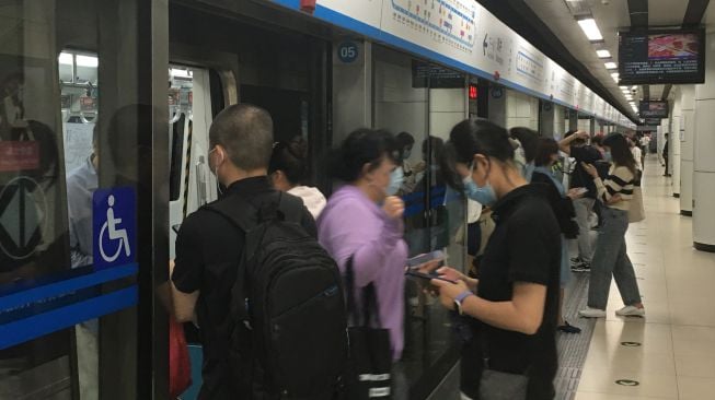 Suasana stasiun kereta metro bawah tanah (subway) Jinsong, Beijing, China, Selasa (7/6/2022), ramai oleh para penumpang yang turun dan naik. [ANTARA FOTO/M. Irfan Ilmie/foc]