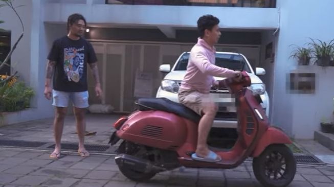 Raditya Dika belajar naik motor bersama Uus (Youtube)