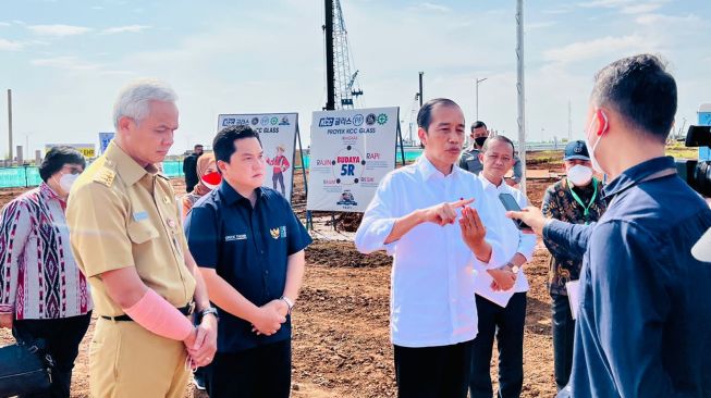 Presiden RI Joko Widodo memberikan keterang pers kepada jurnalis disaksikan Gubernur Jawa Tengah Ganjar Pranowo serta Menteri BUMN Erick Thohir [setkabgoid].