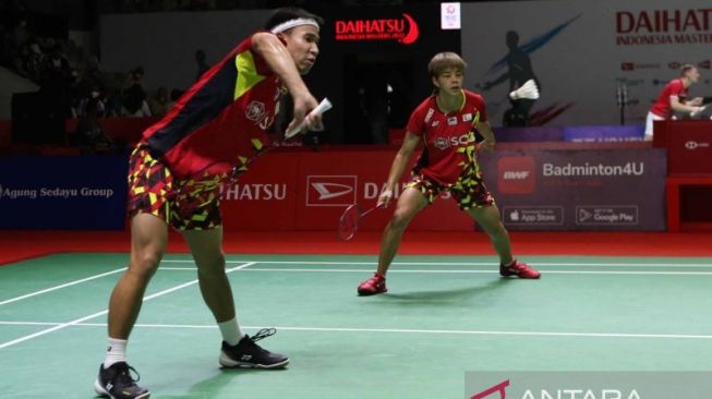 Juara bertahan sekaligus unggulan pertama pada sektor ganda campuran, Dechapol Puavaranukroh/Sapsiree Taerattanachai, kalah pada babak pertama Daihatsu Indonesia Masters 2022 dari wakil Prancis Thom Mark Gicquel/Delphine Delrue dengan skor 19-21, 16-21 di Istora GBK, Senayan, Jakarta, Rabu (8/6/2022). (ANTARA/HO-PBSI)