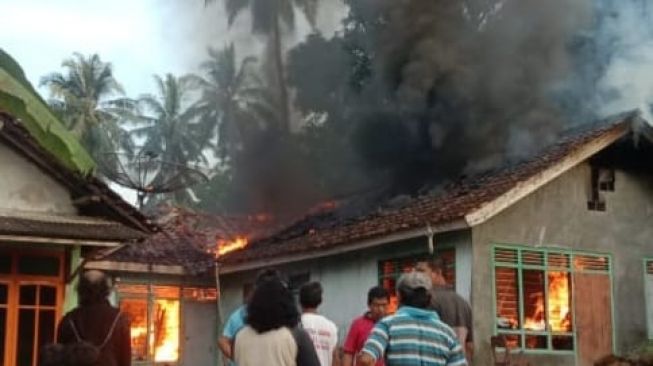 Lansia di Tanggamus Bakar Rumahnya Sendiri, Diduga Depresi