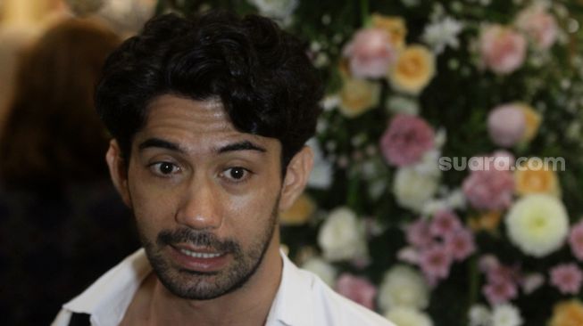 Video Reza Rahadian Pakai Sarung Bikin Kaum Hawa 'Resah', Olla Ramlan: Kangen!