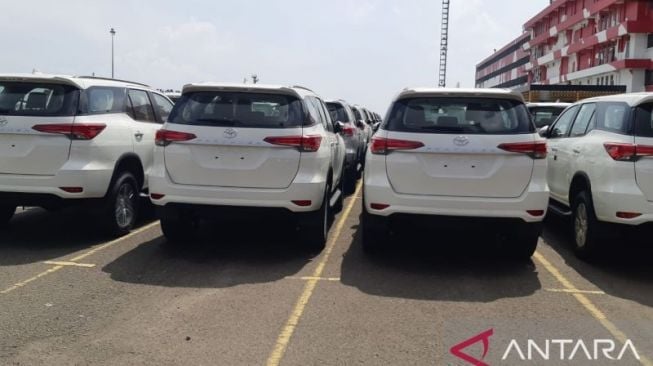 Deretan mobil Toyota Fortuner siap untuk diekspor ke Timur Tengah melalui pelabuhan PT Indonesia Kendaraan Terminal Tbk di Tanjung Priok, Jakarta Utara pada Selasa (7/6/2022) [ANTARA/ Ganet Dirgantoro].