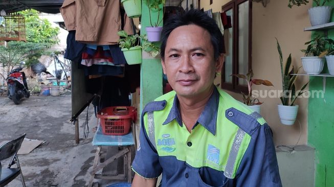 Syaifullah (40) ayah bocah korban penjambretan saat menjaga warung di Jalan H Sapri, Parung Serab, Ciledug, Kota Tangerang, ditemui Rabu (8/6/2022). [SuaraJakarta.id/Wivy Hikmatullah]