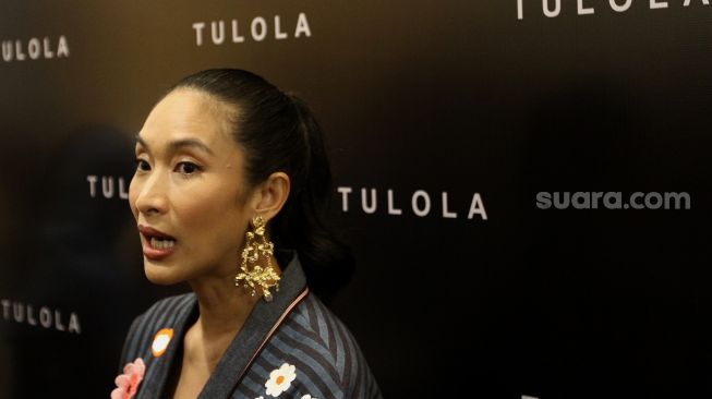 Aktris yang juga pendiri Tulola Jewelry Happy Salma memberikan keterangan kepada wartawan saat peresmian butik Tulola Jewelry di Senayan City, Jakarta, Rabu (8/6/2022). [Suara.com/Angga Budhiyanto]