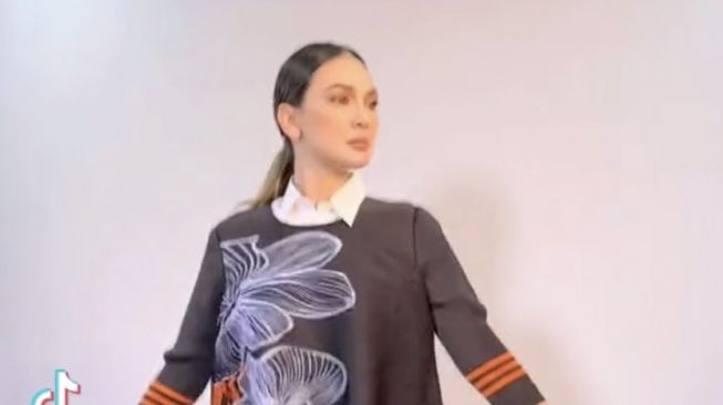 Viral di Tiktok, Luna Maya Jadi Sorotan Netizen Usai Ikut Tren Baju Turun Naik