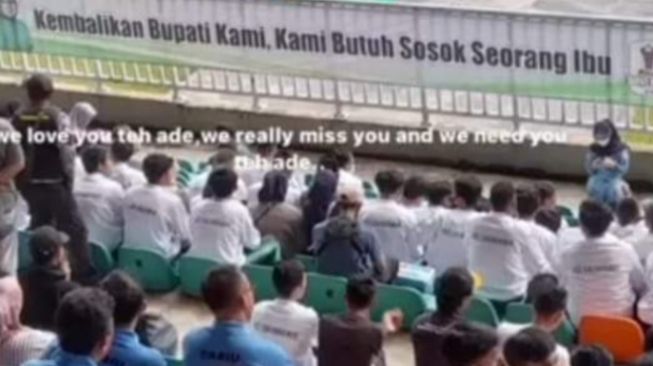 Spanduk Bertuliskan "Kembalikan Bupati Kami" di Pembukaan Piala Bupati Bogor Bikin Ricuh Publik: Terlihat Menjilat