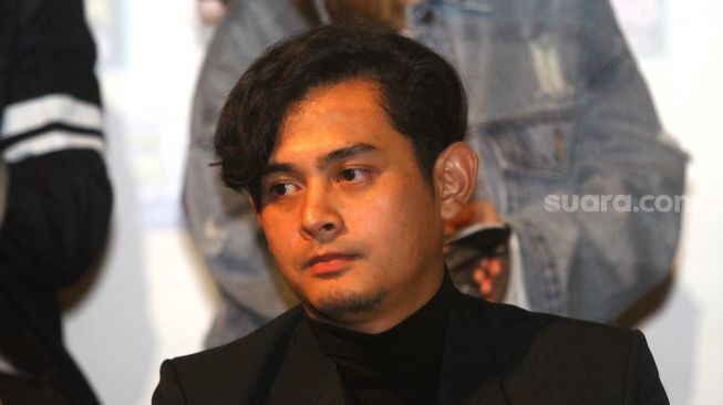 Pemain dalam film Atas Nama Surga, Miqdad Addausy ditemui saat gala premiere film terbarunya di Plaza Indonesia XXI, Jakarta, Kamis (9/6/2022). [Suara.com/Angga Budhiyanto]