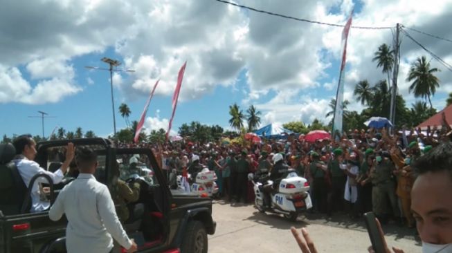 Ratusan Masyarakat Wakatobi Antusias Sambut Kedatangan Presiden Jokowi dan Ibu Negara