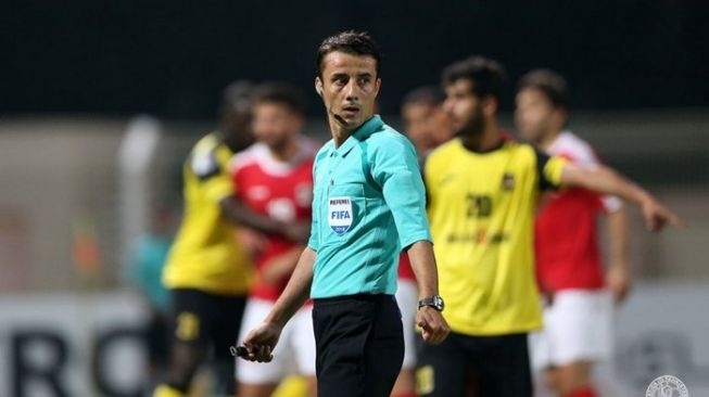 Wasit Nasrullah Kabirov yang memimpin pertandingan Kuwait vs Timnas Indonesia (asiaplustj.info)