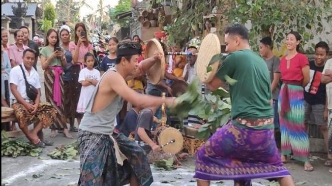 Grudug Langsat, Ritual Perang Warga Karangasem Tiap Hari Raya Galungan